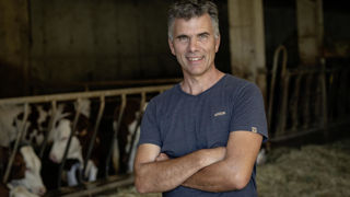 Gilles Perret est le réalisateur du film documentaire « La ferme des Bertrand » (2023). Gilles Perret est le réalisateur du film documentaire « La ferme des Bertrand » (2023).