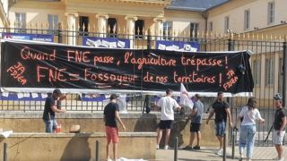 Les représentants des syndicats agricoles du bassin de l'Adour ont rencontré la préfète des Landes le 6 août 2024, pour souligner leur profonde opposition à la décision de justice qui impose de réduire les prélèvements d'eau pour l'irrigation. Les représentants des syndicats agricoles du bassin de l'Adour ont rencontré la préfète des Landes le 6 août 2024, pour souligner leur profonde opposition à la décision de justice qui impose de réduire les prélèvements d'eau pour l'irrigation.