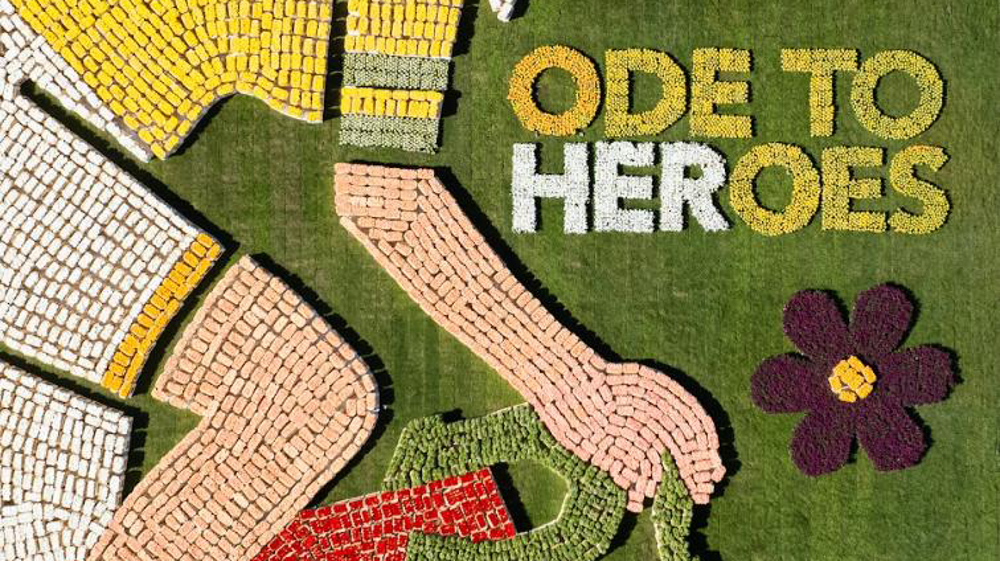 Pour redécouvrir une héroïne du cyclisme féminin, 40 producteurs néerlandais de fleurs ont réalisé une mosaïque florale représentant Mien van Bree, pionnière aux Pays-Bas.