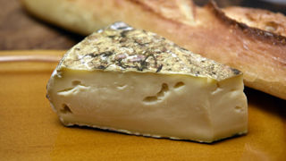 72 cas de salmonellose ont été identifiés et reliés à la consommation de fromage fermier "Le Chasteau", vendus sur les marchés dans le Puy-de-Dôme. 72 cas de salmonellose ont été identifiés et reliés à la consommation de fromage fermier "Le Chasteau", vendus sur les marchés dans le Puy-de-Dôme.