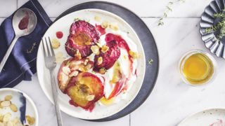 Fruits d'été rôtis au miel. Fruits d'été rôtis au miel.