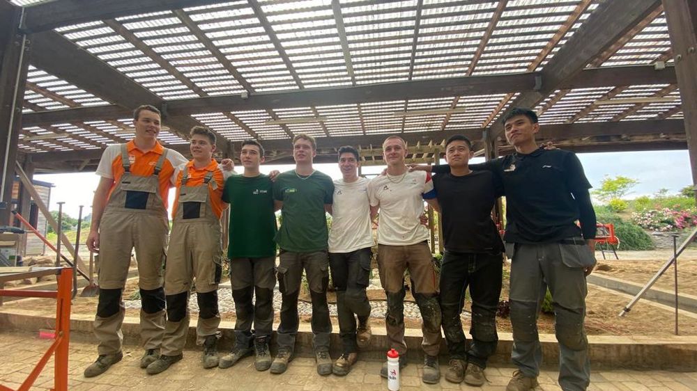 En orange : Skip Willems et Teun Bevers pour les Pays-Bas. En blanc : Julian Chenot et Thomas Costa pour la France. En noir : Li Huatao et Yan Zhiguang pour la Chine. En vert : l'équipe française pour les EuroSkills, avec le remplaçant de Quentin Gaboriau (blessé) et Benjamin Bourreau. En orange : Skip Willems et Teun Bevers pour les Pays-Bas. En blanc : Julian Chenot et Thomas Costa pour la France. En noir : Li Huatao et Yan Zhiguang pour la Chine. En vert : l'équipe française pour les EuroSkills, avec le remplaçant de Quentin Gaboriau (blessé) et Benjamin Bourreau.