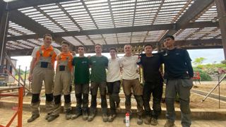 En orange : Skip Willems et Teun Bevers pour les Pays-Bas. En blanc : Julian Chenot et Thomas Costa pour la France. En noir : Li Huatao et Yan Zhiguang pour la Chine. En vert : l'équipe française pour les EuroSkills, avec le remplaçant de Quentin Gaboriau (blessé) et Benjamin Bourreau. En orange : Skip Willems et Teun Bevers pour les Pays-Bas. En blanc : Julian Chenot et Thomas Costa pour la France. En noir : Li Huatao et Yan Zhiguang pour la Chine. En vert : l'équipe française pour les EuroSkills, avec le remplaçant de Quentin Gaboriau (blessé) et Benjamin Bourreau.