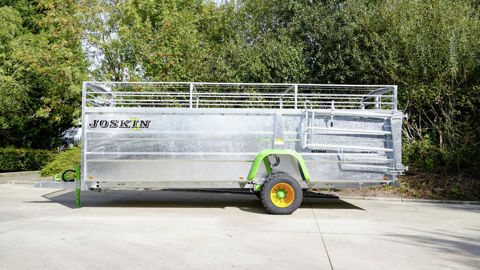 La Betimax RDS se distingue avec sa marche de 17 cm contre 63 cm au transport, offrant un angle de montée de seulement 3 à 5 %.