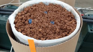 Les mésocosmes sont des dispositifs expérimentaux de taille moyenne, dans lesquels sont reconstitués des milieux naturels. Ils ont été employés dans Métha-BioSol pour mesurer l’impact d’un apport de digestat sur la qualité biologique du sol. Les mésocosmes sont des dispositifs expérimentaux de taille moyenne, dans lesquels sont reconstitués des milieux naturels. Ils ont été employés dans Métha-BioSol pour mesurer l’impact d’un apport de digestat sur la qualité biologique du sol.