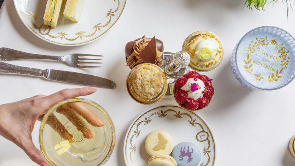 Exclusivité parisienne, le tea time Ladurée x La Chronique des Bridgerton (série Netflix à succès) a associé finger sandwichs, macarons et créations sucrées signées Julien Alvarez, chef pâtissier de la maison.