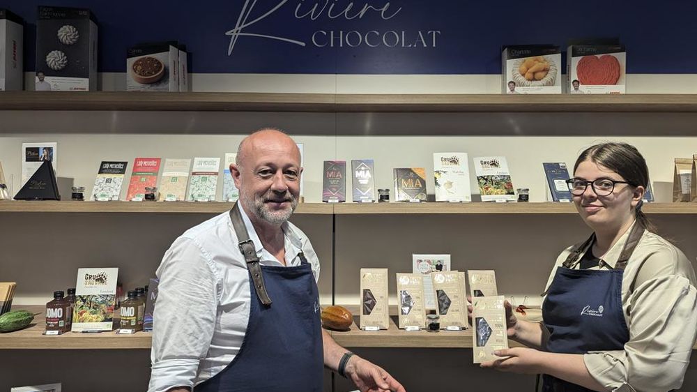 Olivier Rivière et son employée Solène, dans le point de vente situé dans la galerie marchande d’une grande enseigne.