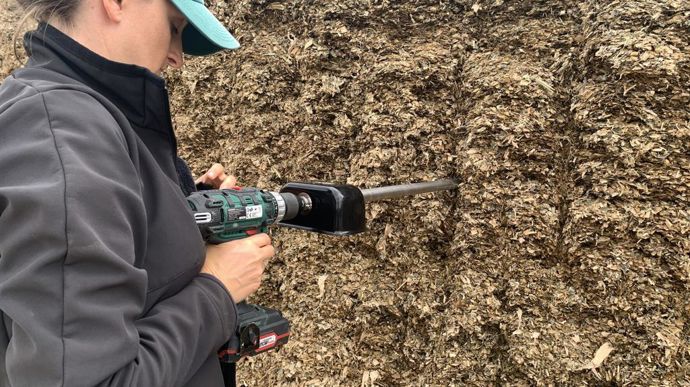 Carotter son silo permet de prélever des échantillons représentatifs avant envoi en laboratoire, mais aussi d’estimer plus précisément la densité des ensilages.