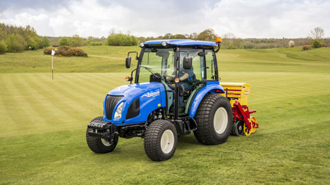 L'offre des tracteurs New Holland s'étend aux espaces verts avec la série Boomer. Ici, le plus gros modèle de 57 ch. L'offre des tracteurs New Holland s'étend aux espaces verts avec la série Boomer. Ici, le plus gros modèle de 57 ch.