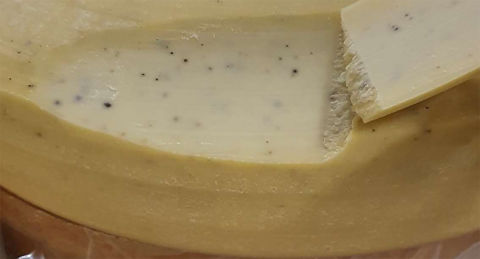 points noirs dans fromage affiné