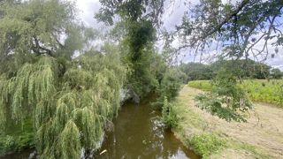 En Ille-et-Vilaine, 70 % de l’eau consommée provient des eaux superficielles et 30 % de captages souterrains. En Ille-et-Vilaine, 70 % de l’eau consommée provient des eaux superficielles et 30 % de captages souterrains.