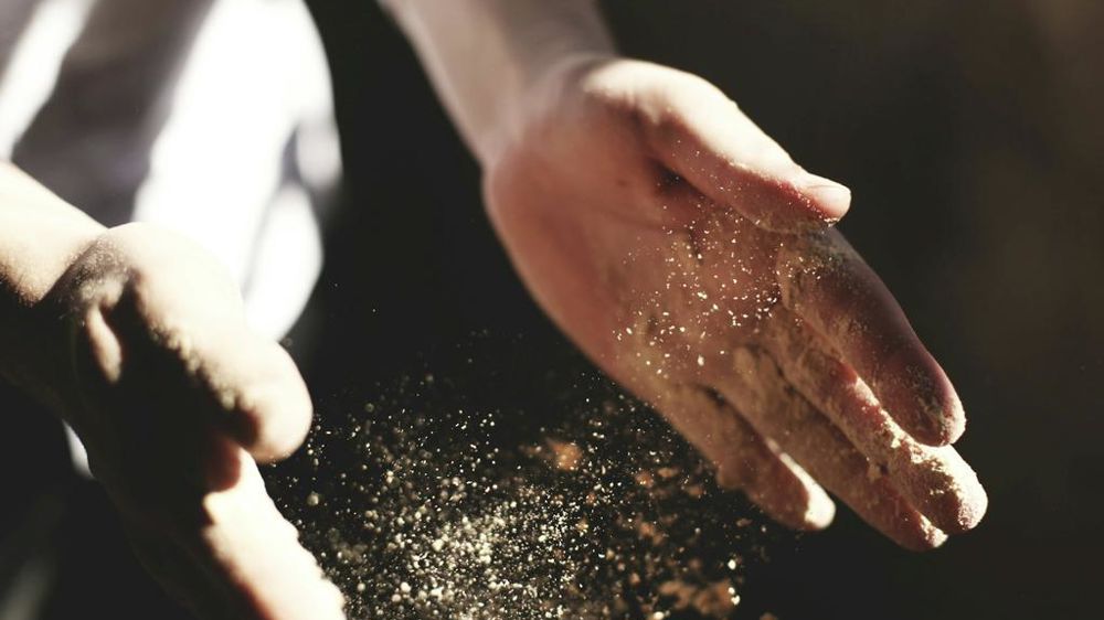 Les principaux allergènes en cause dans l’apparition des symptômes de la maladie sont : les farines, surtout de blé et de seigle, les acariens et certains additifs.