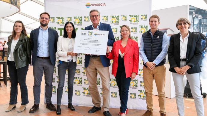 De gauche à droite : Sabrina Beretti Bigot (directrice expérience et sensibilisation d’Hectar), Thomas Cornelis​ (responsable opérationnel Transitions de Vivescia), Audrey Bourolleau (fondatrice et présidente d’Hectar), Christoph Büren (président de Vivescia), Valérie Frapier (directrice RSE et du programme Transitions de Vivescia), Armand Gandon (chef de projets carbone de Vivescia) et Savine Oustrain (directrice Recherche Innovation et Agronomie de Vivescia).