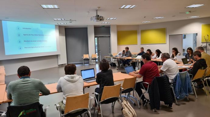Une vingtaine de participants étaient présents, vendredi 6 septembre, à Saintes (Charente-Maritime), pour la dernière réunion, avant de nouveaux travaux en groupes plus restreints.