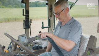 Mettre sa ceinture de sécurité dans un tracteur permet d’éviter les accidents graves, notamment au moment des récoltes. Mettre sa ceinture de sécurité dans un tracteur permet d’éviter les accidents graves, notamment au moment des récoltes.