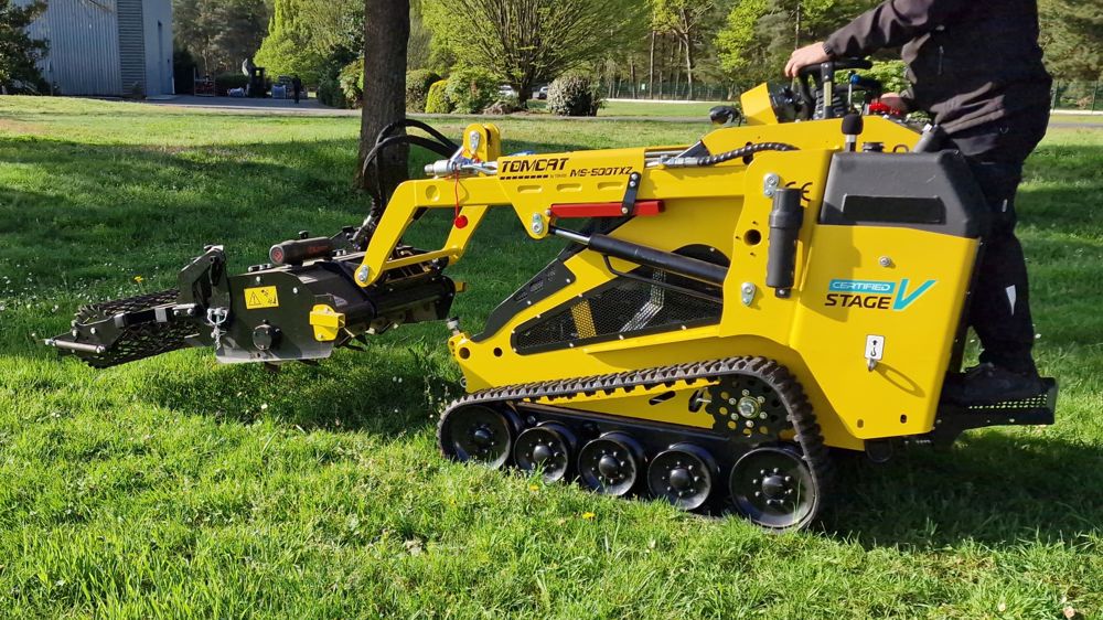 Un modèle TOM-K by Temver à chenilles avec un enfouisseur Rotadairon.