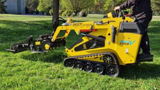 Un modèle TOM-K by Temver à chenilles avec un enfouisseur Rotadairon.