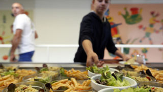 En cumulant des soutiens publics à toute la chaine agroalimentaire et les coûts de réparation des effets de ce système, le cabinet Le Basic dégage 67 milliards d'euros. En cumulant des soutiens publics à toute la chaine agroalimentaire et les coûts de réparation des effets de ce système, le cabinet Le Basic dégage 67 milliards d'euros.