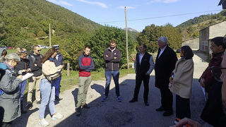 Alexis Beynet (au centre avec la veste rouge), installé dans la Drôme depuis trois ans, subit les attaques des loups et leurs conséquences sur son troupeau de moutons. Alexis Beynet (au centre avec la veste rouge), installé dans la Drôme depuis trois ans, subit les attaques des loups et leurs conséquences sur son troupeau de moutons.