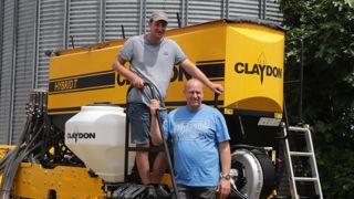 Marc et Benjamin Kübler implantent la majorité de leurs cultures avec un semoir Claydon.