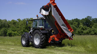 Les deux nouvelles faucheuses GMD Kuhn travaillent sur 3,5 et 3,95 m.