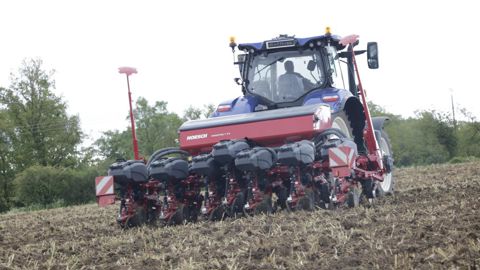 Le Maestro 7 TX repose sur un châssis télescopique. Il dispose de 6+ 1 rang pour des inter rangs variants de 37,7 à 80 cm.