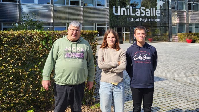 De gauche à droite : Gilles Moreau, responsable pédagogique du Bachelor Agribusiness durable, Eloïse Gobert et Evan Sobrie, tous deux en première année du Bachelor ABD, devant le site d'UniLaSalle, à Beauvais (Oise).