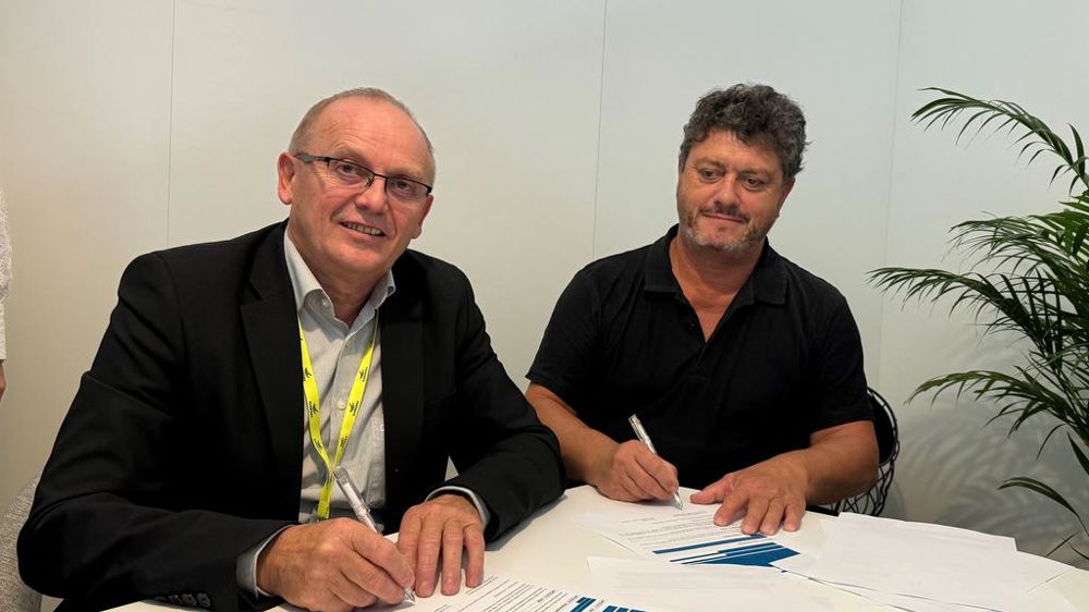 Serge Le Bartz, président d'Eureden, et Jean-Marc Onno, président de l'AAMB, ont signé une convention de partenariat autour de la méthanisation, jeudi 19 septembre, au Space de Rennes.