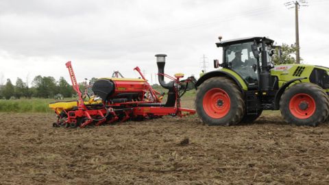 Dans la version semi-portée, le Väderstad Tempo F est disponible en 6 ou 8 rangs. Il dispose d’une trémie de fertilisant dont la capacité grimpe à 1 600 L.