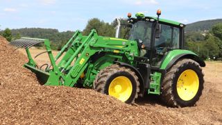 Notre John Deere 6M 150 est doté de la transmission à variation continue AutoPowr.