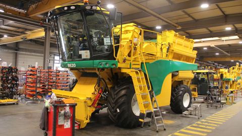 Chaque année, le site vendéen du groupe Ploeger Oxbo, à Bournezeau, produit une vingtaine de corn-pickers B620 (ex-Bourgoin). Le groupe a standardisé sa production avec une identité unique pour la marque (Oxbo) et les couleurs (jaune et vert).