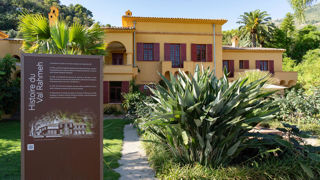 Les plantes de ce jardin botanique mentonnais s'y déploient autour d'une villa aux murs ocrés, de style italo-provençal, réaménagée dans les années 1920. Les plantes de ce jardin botanique mentonnais s'y déploient autour d'une villa aux murs ocrés, de style italo-provençal, réaménagée dans les années 1920.