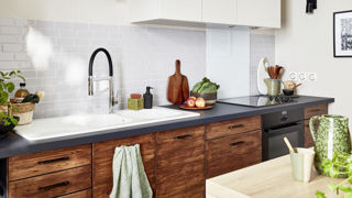 Grâce à quelques accessoires et un peu d'huile de coude, il est possible de rajeunir votre cuisine démodée. Grâce à quelques accessoires et un peu d'huile de coude, il est possible de rajeunir votre cuisine démodée.