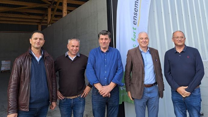 De gauche à droite : Pierre-Benoît Decool, chef de région, Christophe Ryckebusch, technicien production végétale, Stéphane Caloone, administrateur, Damien François, DG de Noriap, et Alexandre Rivenet, président de la région Flandre, devant le nouveau bâtiment de stockage, vendredi 20 septembre, à Bollezeele (Nord).