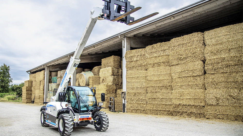 Faresin aligne une gamme de chargeurs télescopiques pour l'industrie, la construction et l'agriculture.