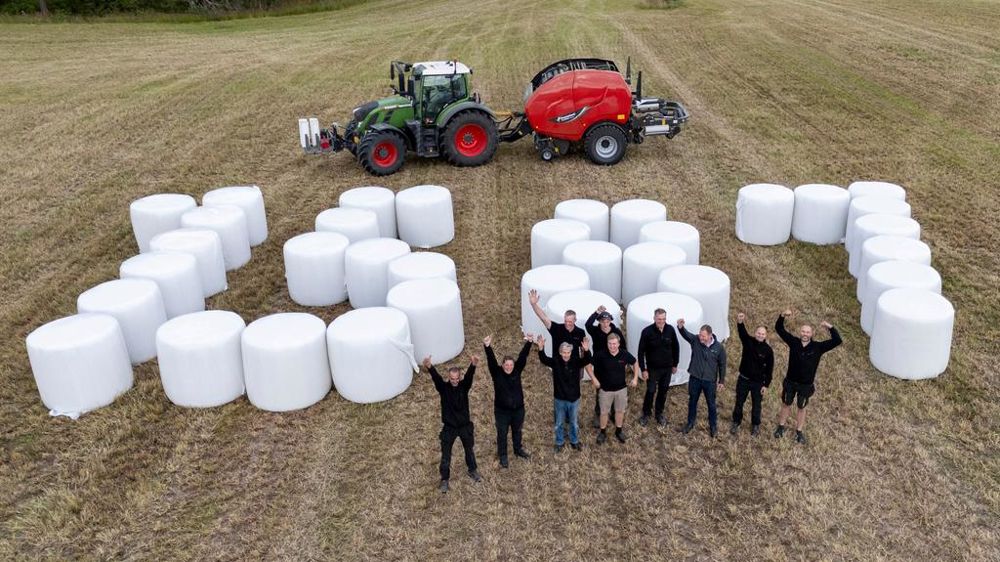Avec sa Fastbale, Kverneland a pressé et enrubanné 1587 bottes en 24 heures sur 105 hectares soit 1207 T de fourrages. Avec sa Fastbale, Kverneland a pressé et enrubanné 1587 bottes en 24 heures sur 105 hectares soit 1207 T de fourrages.