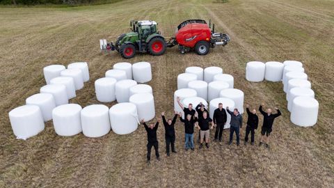 Avec sa Fastbale, Kverneland a pressé et enrubanné 1587 bottes en 24 heures sur 105 hectares soit 1207 T de fourrages. Avec sa Fastbale, Kverneland a pressé et enrubanné 1587 bottes en 24 heures sur 105 hectares soit 1207 T de fourrages.