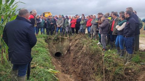Agriculteurs, élus locaux, le préfet... étaient rassemblés à Montmirail pour une opération de curage des fossés.