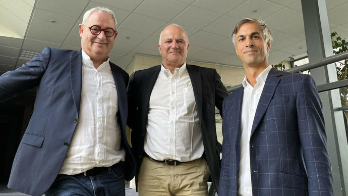 « J’irai en priorité à la rencontre des adhérents, des collaborateurs de terrain, des administrateurs, des coopérateurs afin d’échanger et de construire un projet partagé », insiste Laurent Lemarchand (à dr.), futur directeur général de NatUp, ici aux côtés du président Antoine Declercq et du directeur général actuel, Patrick Aps (à g.).