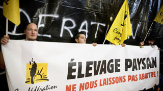 La Confédération paysanne avait dévoilé des banderoles devant le stand du ministère de l'Agriculture au Sommet de l'élevage ce 2 octobre 2024. La Confédération paysanne avait dévoilé des banderoles devant le stand du ministère de l'Agriculture au Sommet de l'élevage ce 2 octobre 2024.