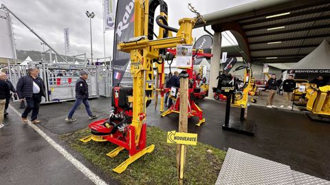 Avec son inclinaison de 15° et son déport de 0,50 m, le Vibrescopic 5 peut enfoncer d’aplomb les piquets au delà d’une haie ou d’un fossé.