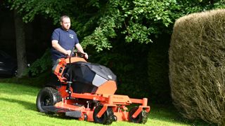 Ariens Arrow E R52 : une stand-on électrique facile à vivre