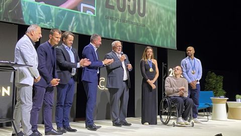 De gauche à droite : Thierry Adam, animateur de l'évènement, Sébastien Abis et Olivier Mevel, conférenciers, Christophe Richardot, DG, et Didier Lenoir, président, de Dijon céréales, Manon Apithy-Brunet (championne olympique au sabre), Corentin Le Guen (rugby fauteuil) et Boladé Apithy (médaillé de bronze par équipe au sabre).