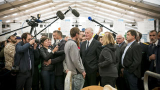 Michel Barnier a commencé sa visite par le hall des ovins avant de poursuivre sa visite auprès des éleveurs de bovins. Michel Barnier a commencé sa visite par le hall des ovins avant de poursuivre sa visite auprès des éleveurs de bovins.