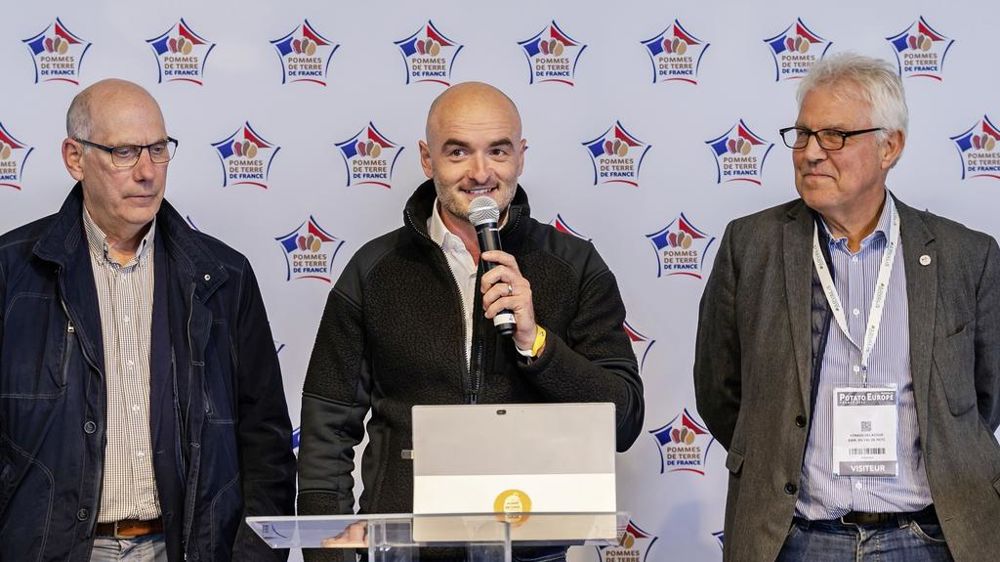 Jean-François Roussel 1er g. président de la section plants de pommes de terre de Semae Joanny Dussurgey 2e g. président du CNIPT et Arnaud Delacour 3e g. président du GIPT