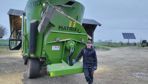 Olivier Gary utilise une pailleuse intégrée à un bol automoteur pour pailler ses vaches.
