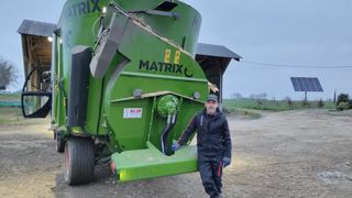Olivier Gary utilise une pailleuse intégrée à un bol automoteur pour pailler ses vaches. Olivier Gary utilise une pailleuse intégrée à un bol automoteur pour pailler ses vaches.