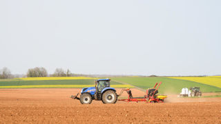 13 % des exploitations en grandes cultures délèguent intégralement leurs travaux. 13 % des exploitations en grandes cultures délèguent intégralement leurs travaux.