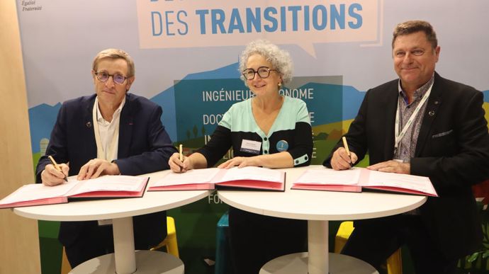 Signature de la convention, mercredi 2 octobre, entre les coopératives agricoles et l'établissement VetAgro Sup avec, de gauche à droite, Dominique Chargé, président de La Coopération agricole, Mireille Bossy, DG de VetAgro Sup, et 
Patrice Dumas, président de LCA Auvergne-Rhône-Alpes.
