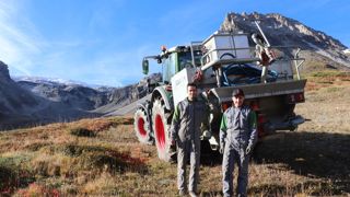 Deux opérateurs sont nécessaires pour utiliser l'hydroseeder. Généralement, ce sont Roland Empereur (à droite) et son salarié Alix Cote (à gauche) qui se chargent des chantiers de semis.